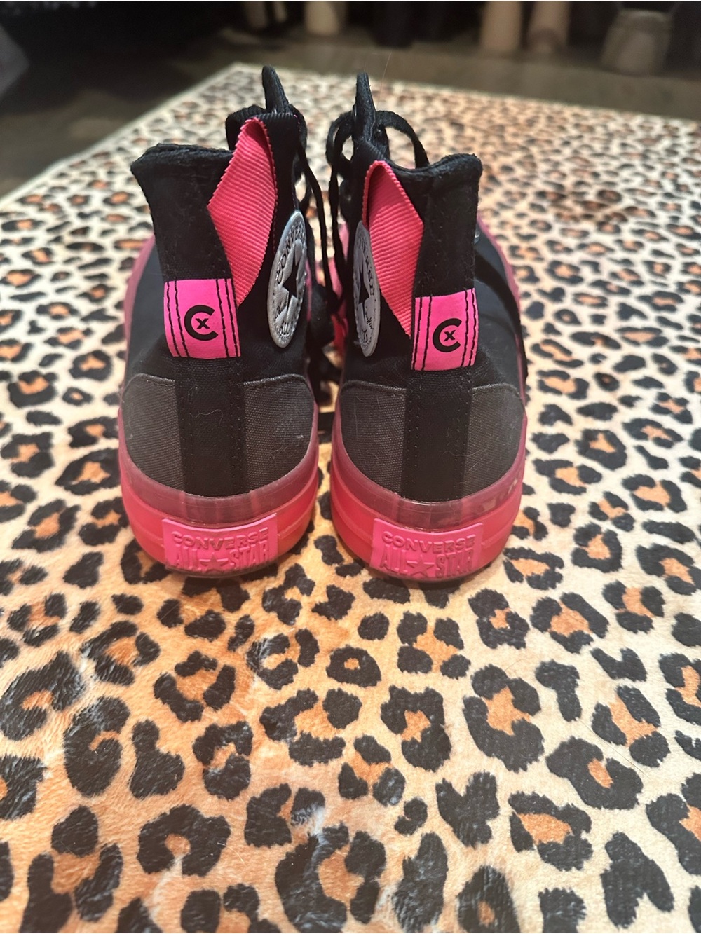 Women’s High Top Converse Size 8 Black with hot pink Sole - Picture 5 of 7